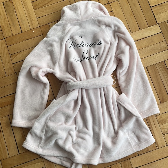 Victoria’s Secret Short Soft Robe - Picture 2 of 2